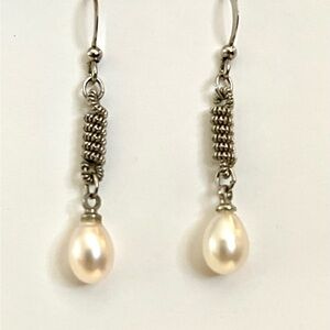 Elegant cream  Pearl Drop Earrings good for a beach day🏖️